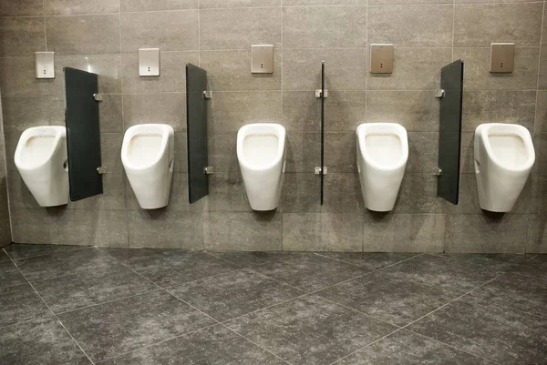 Veel urinoirs in een toilet — Stockfoto