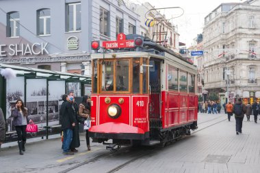 Istanbul, Türkiye-26 Şubat, sokak Istikl tramvayda 2014:Old kırmızı