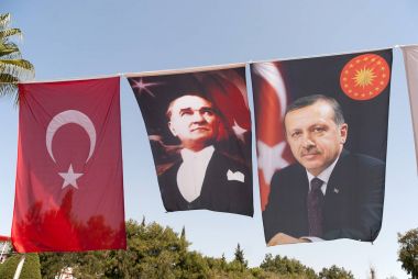 Antalya, Türkiye-01 Mart, Türk politikacıların portre ile 2017:Flags
