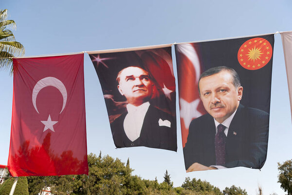Анталья, Турция -01 марта 2017 года: Флаги с портретами турецких политиков
