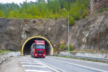 Dağlarda tünel. Türkiye