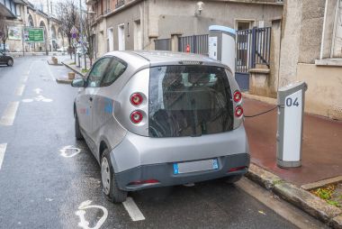 Paris, Fransa-Aralık 24, 2013: Modern araç şarj istasyonu, Eko Dostu elektrik motoru ile