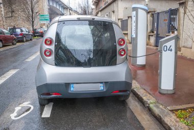 Paris, Fransa-Aralık 24, 2013: Modern araç şarj istasyonu, Eko Dostu elektrik motoru ile