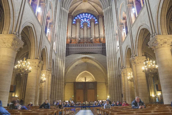 Paris, Fransa-Aralık 24, 2013:Interior Notre Dame de Paris Katedrali, Paris, Fransa