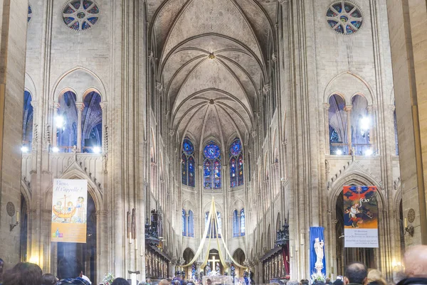 Paříž, Francie-Prosinec 24, 2013:Interior katedrály Notre Dame de Paris, Paříž, Francie — Stock fotografie