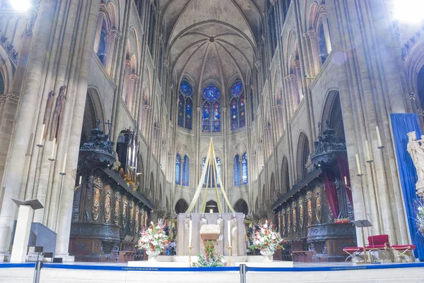 Paříž, Francie-Prosinec 24, 2013:Interior katedrály Notre Dame de Paris, Paříž, Francie — Stock fotografie