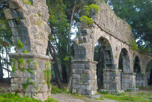 Ruins of the Aqueduct of the ancient Lycian city of Phaselis. Pr — Stock Photo, Image