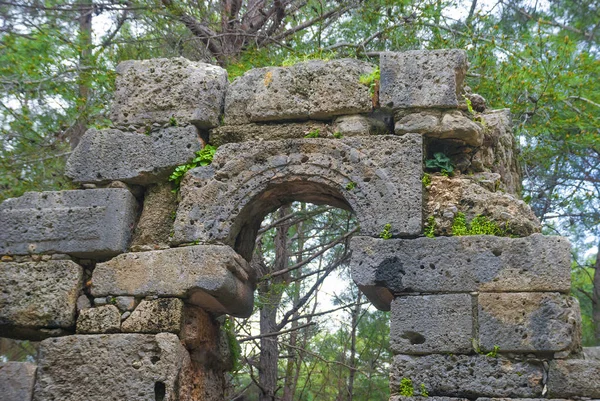 ファセリスの古代リュキアの都市の門の遺跡。いま — ストック写真