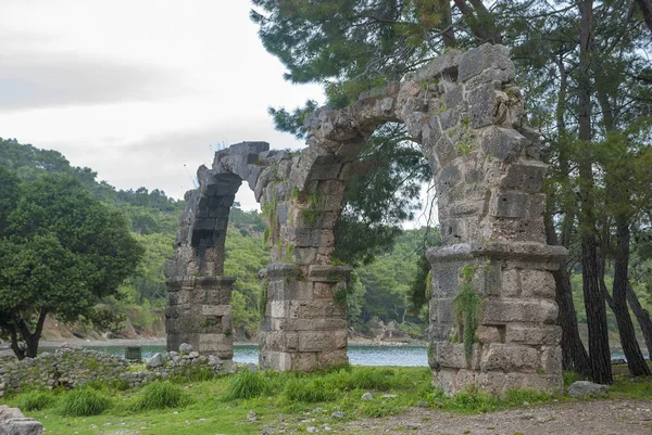 Ruinen des Aquädukts der antiken lykischen Stadt Phaselis. pr — Stockfoto