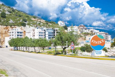 Dekoratif yol işareti-turuncu Finik şehir girişinde