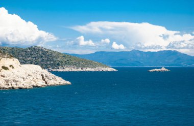 Akdeniz 'de boş bir Rocky Sahili ve bir ada 