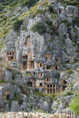 Demre Turkey 'de kayalara oyulmuş yeraltı mezarları