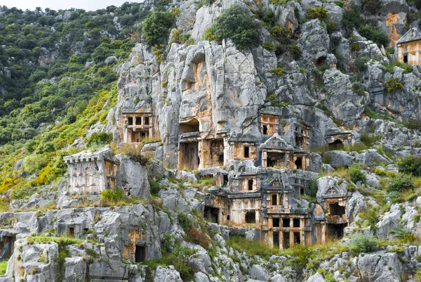 Demre Turkey 'de kayalara oyulmuş yeraltı mezarları