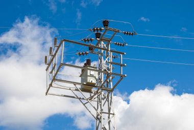 Metal bir sütunda kırsal elektrik Trafo Merkezi