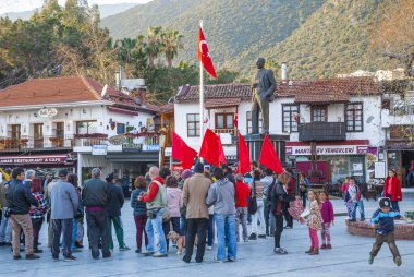 Kaş, Antalya, Türkiye'nin il-11 Mart, 2014:Demonstration bayrak ve afiş Kash Merkez Meydanı Türkiye'de protesto