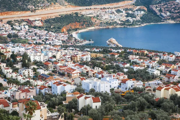 Stadt und Hafen von Kalkan an der Mittelmeerküste der Türkei, Provinz Antalya. — Stockfoto