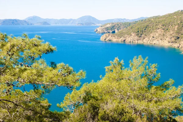 Paisaje marino con islas. Mar Mediterráneo cerca de Gcek, Dalaman y Fethiye, Turquía . Fotos De Stock