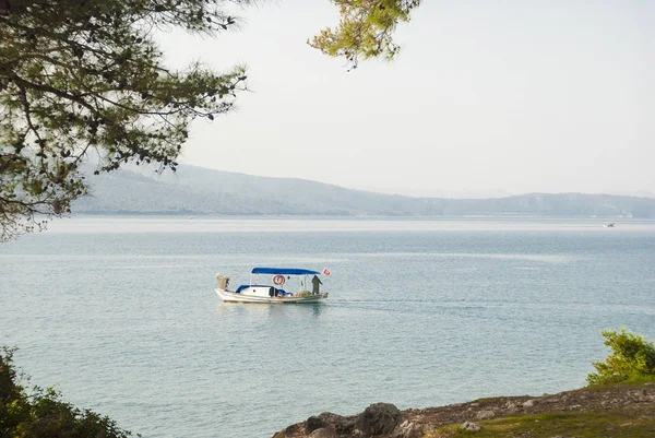 Fiskebåt i Gokova viken, Egeiska havet bassängen, Turkiet — Stockfoto