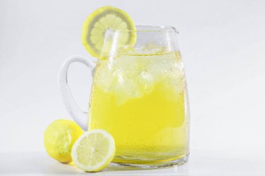 Limonata ya da beyaz ışıklı arka planda buzlu çay.