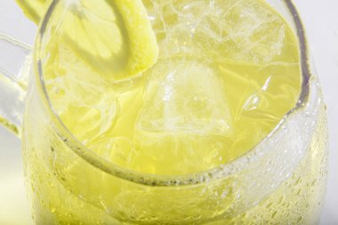 Limonata ya da beyaz ışıklı arka planda buzlu çay.