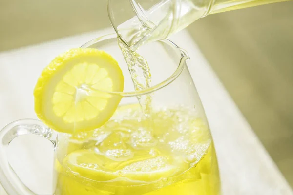 白光背景下的柠檬水或冰茶柠檬 — 图库照片