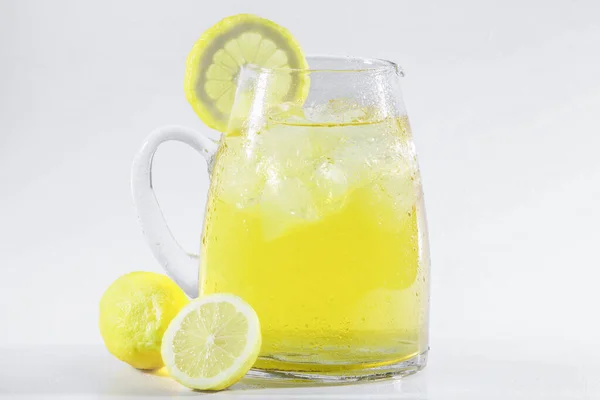 白光背景下的柠檬水或冰茶柠檬 — 图库照片
