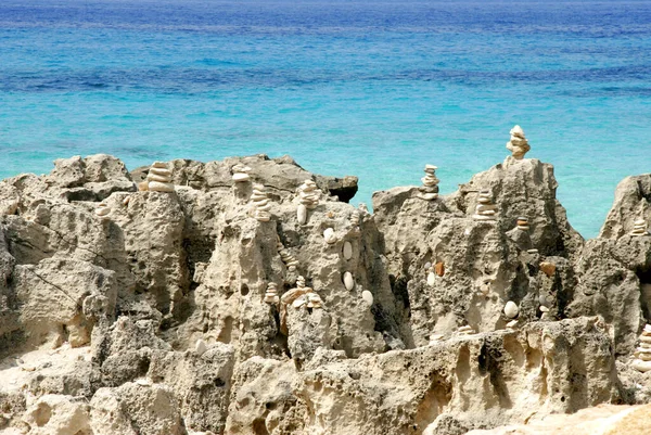Чистая Вода Скалами Остров Средиземное Море Голубое Небо — стоковое фото