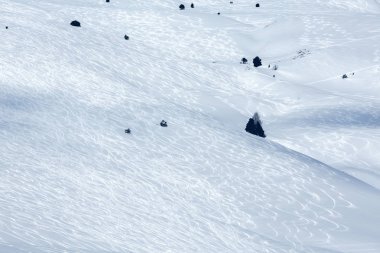 Tipik bir tatil beldesi kış tatili için dağlarda kar ve kayak izi.