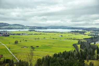 Avusturya 'da bir vadide sabah puslu ve bulutlu bir ortam