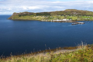 Yazın mavi ve bulutlu deniz manzaraları İskoçya 'nın Skye Island Highlands şehrinde