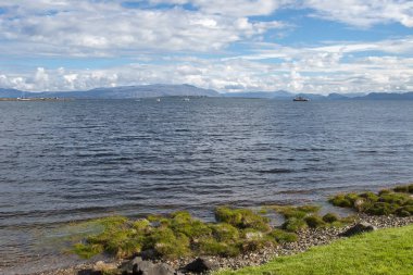 Yazın mavi ve bulutlu deniz manzaraları İskoçya 'nın Skye Island Highlands şehrinde