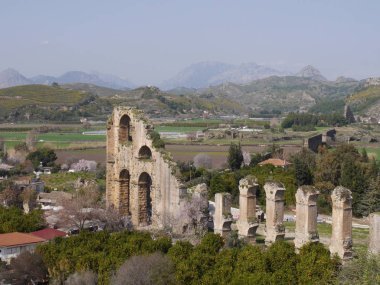 Aspendos yakınlarındaki su kemeri harabeleri