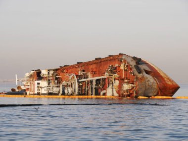 Eski terk edilmiş gemi Ukrayna 'nın Odessa plajı yakınlarında kaza yaptı.