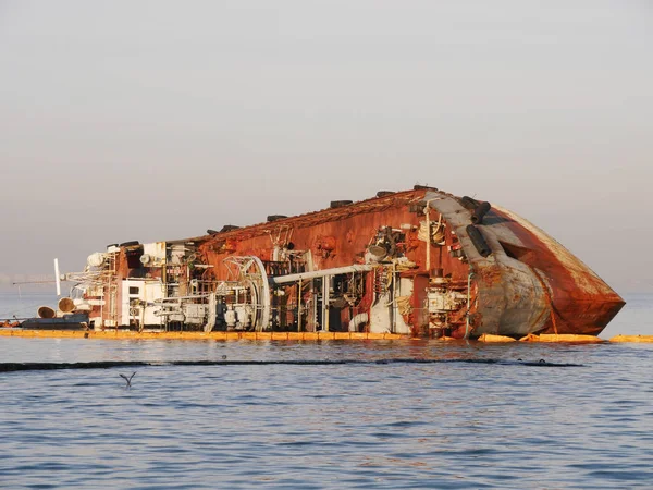 Eski terk edilmiş gemi Ukrayna 'nın Odessa plajı yakınlarında kaza yaptı.