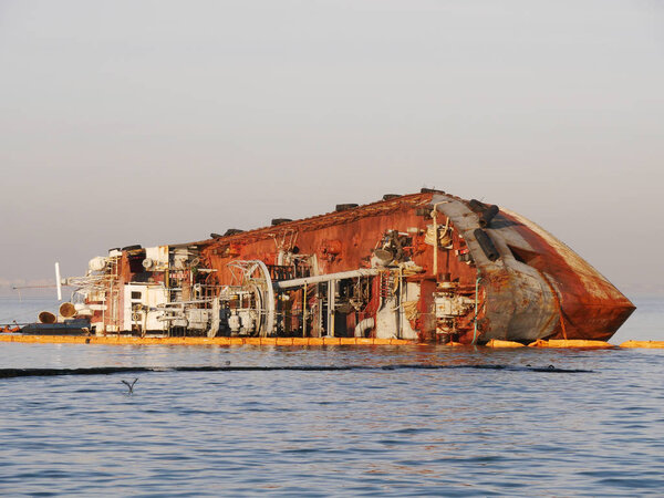 Старый заброшенный корабль потерпел крушение возле общественного пляжа Одесса, Украина
