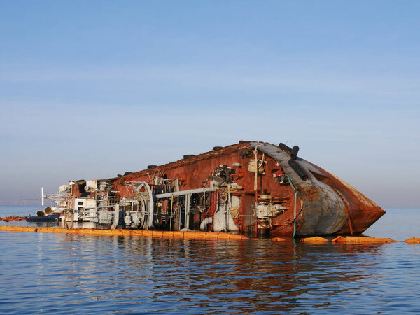 Старый заброшенный корабль потерпел крушение возле общественного пляжа Одесса, Украина
