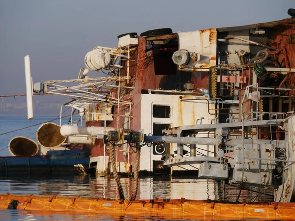 Antiguo Barco Abandonado Naufragado Cerca Playa Pública Odessa Ucrania — Foto de Stock