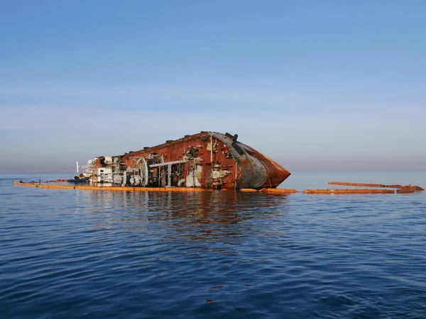 Antiguo Barco Abandonado Naufragado Cerca Playa Pública Odessa Ucrania —  Fotos de Stock