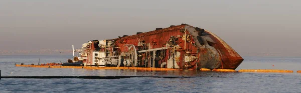 Antiguo Barco Abandonado Naufragado Cerca Playa Pública Odessa Ucrania —  Fotos de Stock