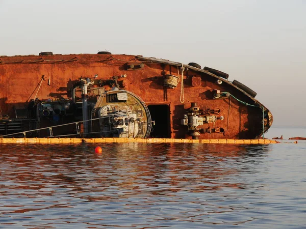 Antiguo Barco Abandonado Naufragado Cerca Playa Pública Odessa Ucrania —  Fotos de Stock