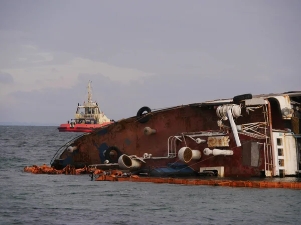 Antiguo Barco Abandonado Naufragado Cerca Playa Pública Odessa Ucrania —  Fotos de Stock