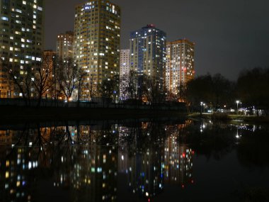 Renkli ışıklar altında gece şehri ve sudaki yansıma, Kyiv Ukrayna.