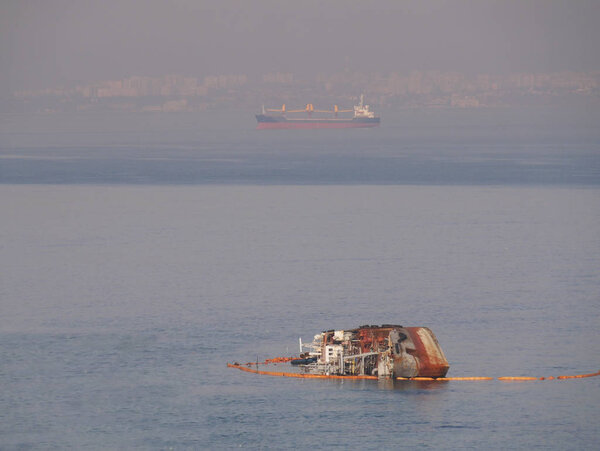 Старый заброшенный корабль потерпел крушение возле общественного пляжа Одесса, Украина
