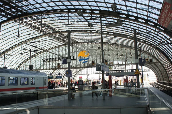 Dworzec Centralny Berlin Niemcy Elementy Wnętrza Głównego Dworca Kolejowego Ludzie — Zdjęcie stockowe