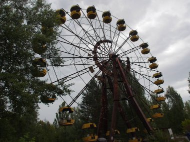 Kırık ve hasarlı dönme dolap. Terk edilmiş Pripyat şehrinin manzarası, Çernobil nükleer santrali yakınlarındaki hayalet kasaba..