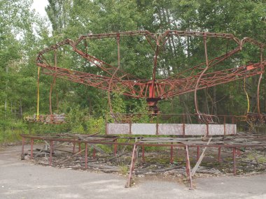 Şehir parkında terk edilmiş paslı bir atlıkarınca. Terk edilmiş Pripyat şehri, Çernobil nükleer santrali yakınlarındaki hayalet kasaba..