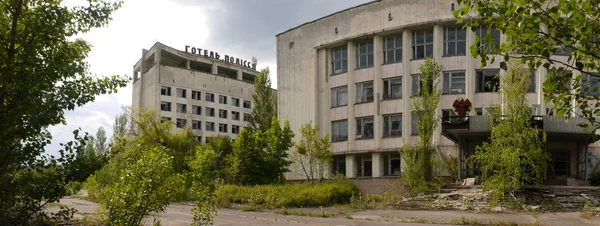 ロシア語で名前のついた放棄されたホテル Polesie チェルノブイリ原子力発電所近くのゴーストタウンプリピャトの放棄された都市の眺め — ストック写真