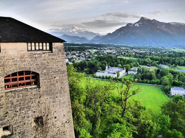 Akşam saatlerinde Salzburg şehrinin merkezi manzarası