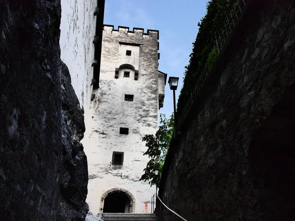 Akşam saatlerinde Salzburg şehrinin merkezi manzarası