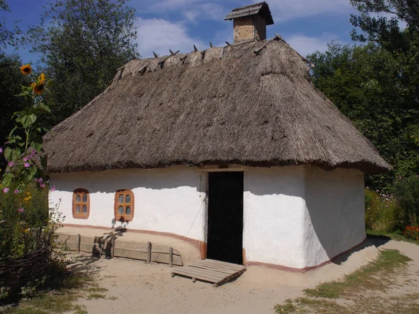 Stare Tradycyjne Ukraińskie Domy Wiejskie Typowy Wiejski Architektura Letni Pejzaż — Zdjęcie stockowe